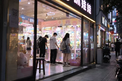 月入百万级抓娃娃实体名店外景与客流盛况